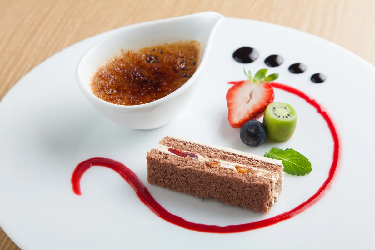 クレームブリュレとケーキのデザート盛り合わせ