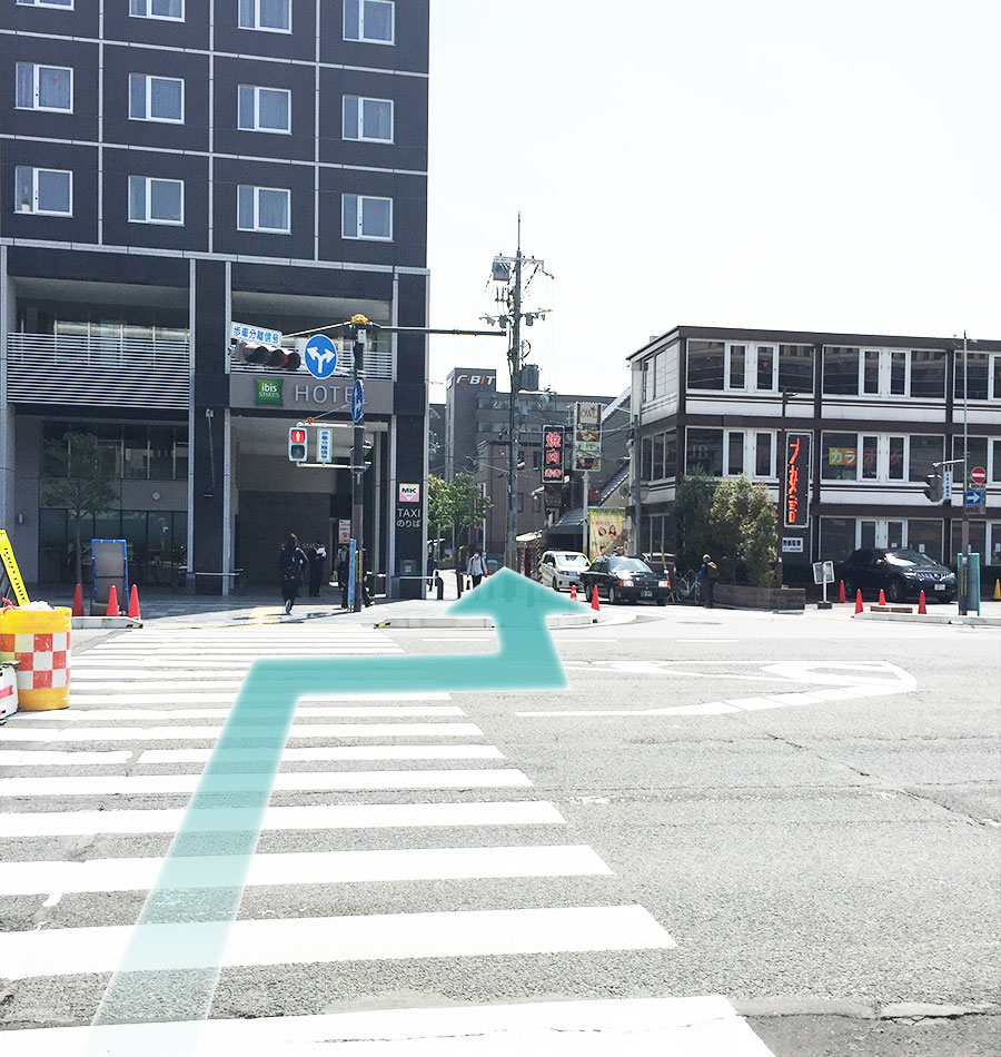 京都駅を背に、正面の横断歩道を渡ってください。